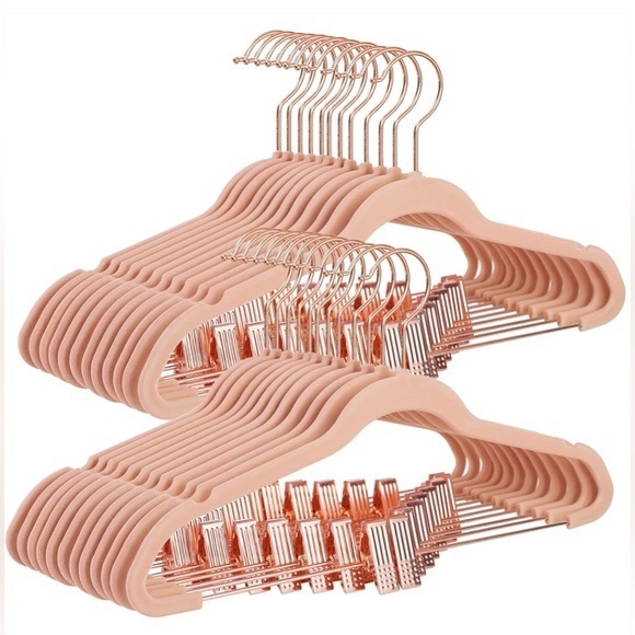 24 Pack Non Slip Space-Saving Hangers w/ Rose Hold Clips & Hooks Light Pink